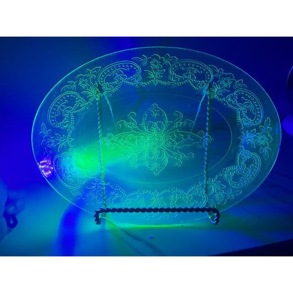 Vintage Etched Uranium Glass Oval Platter with Gold-Tone Stand | Glows Under UV - Picture 4 of 12